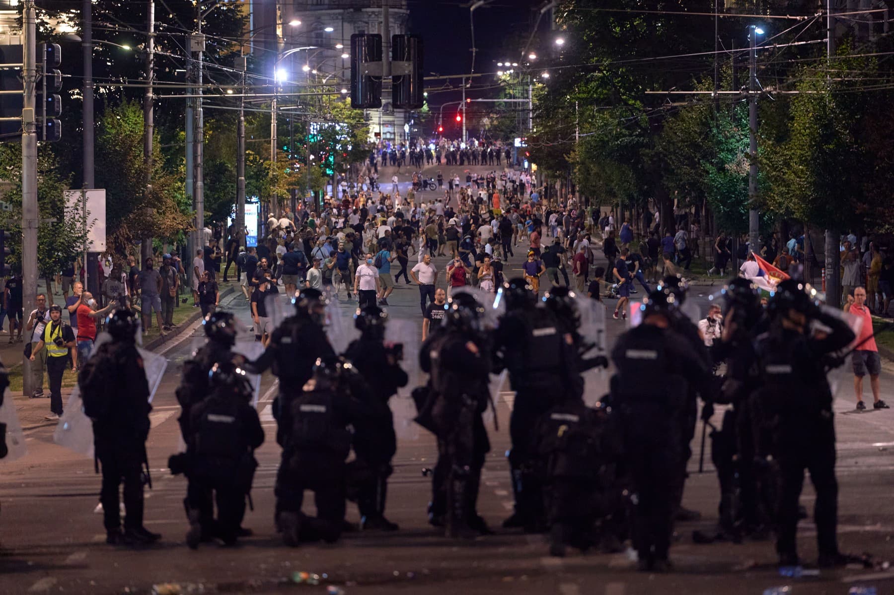 Haos la Belgrad: protest masiv împotriva președintelui sârb Aleksandar Vucic. Ciocniri violente între manifestanți și forțele de ordine