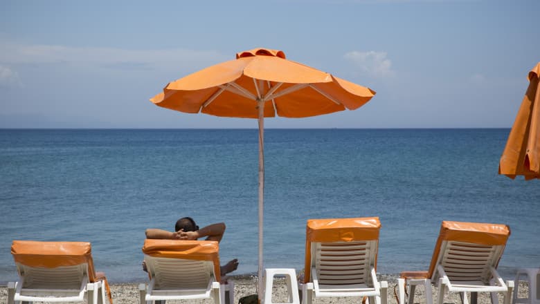 „Războiul prosoapelor” Un turist german a fost despăgubit cu 1.000 de euro după ce nu a găsit şezlonguri la un hotel din Grecia