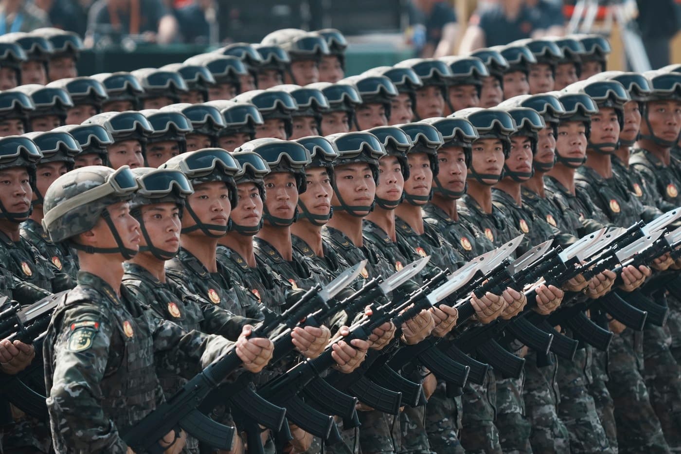 Inteligența artificială militară a Chinei i-a depășit pe comandanții umani: precizie de 90% la testele de asalt