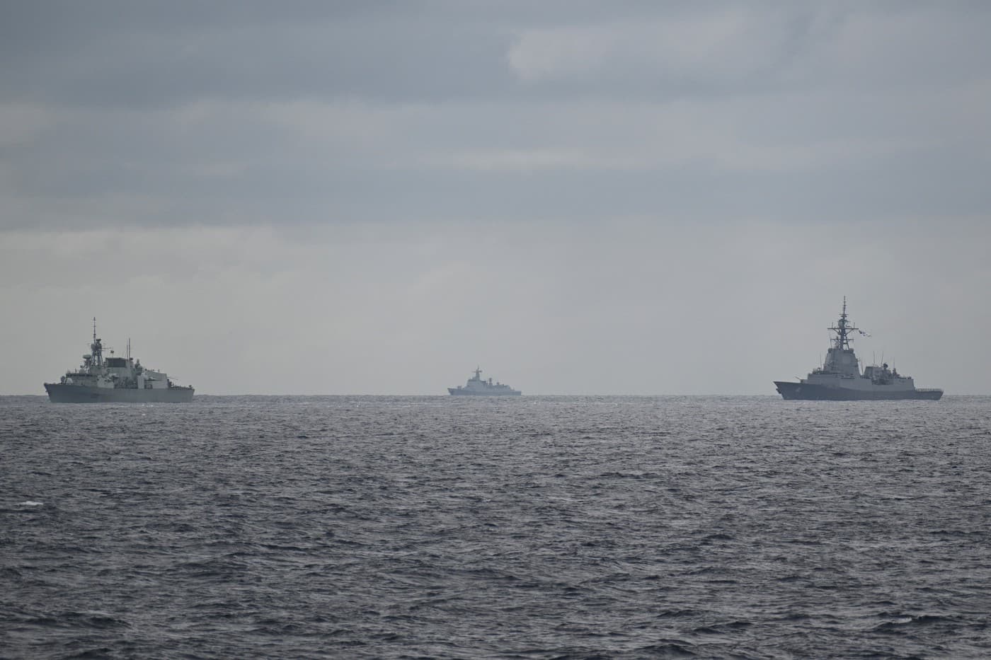 Japonia respinge acuzaţiile de „militarism” ale Chinei. Tokio urmează să transfere Filipinelor distrugătoare Abukuma şi avioane TC-90