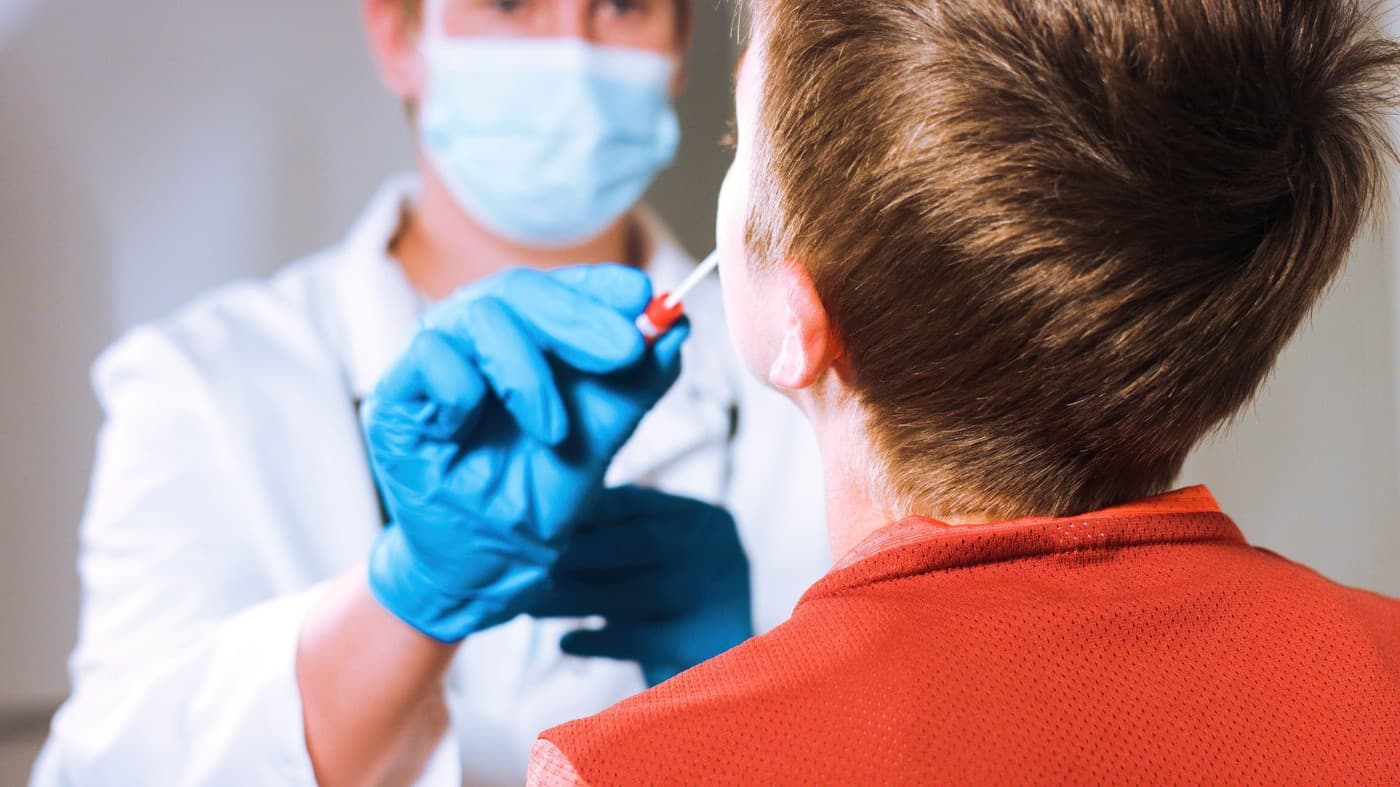 Crește numărul cazurilor de meningită în focarul epidemic din Anglia: 20 de cazuri diagnosticate. Doi tineri au murit în Canterbury