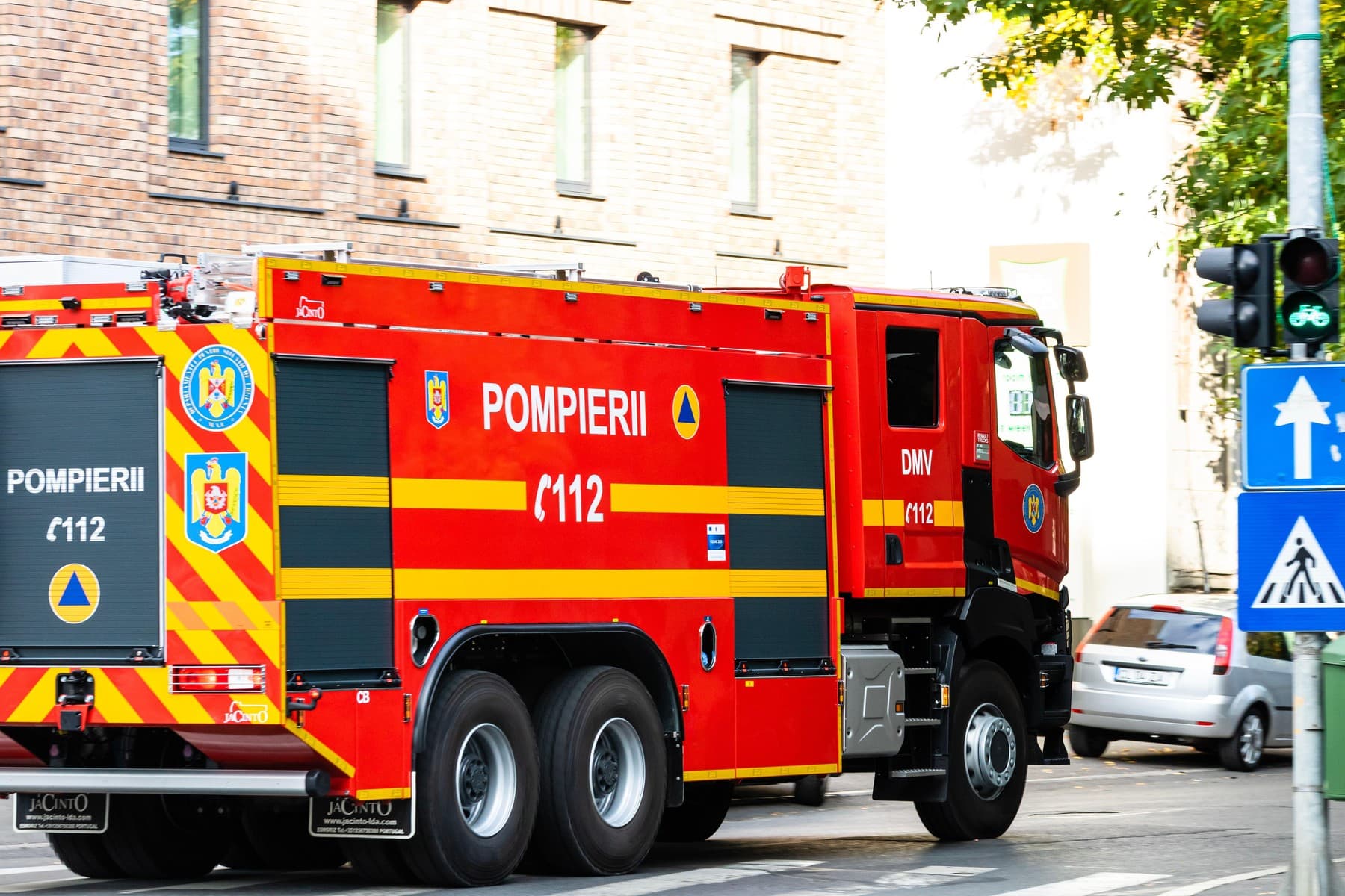 Incendiu violent la Brăila: Un bărbat a murit şi două femei au fost transportate la spital