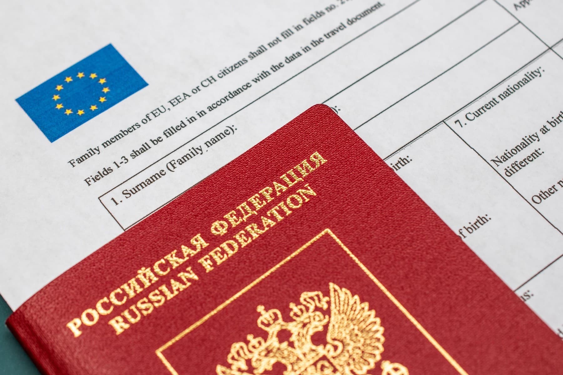 Un fost ambasador italian afost reținut în legătură cu o „rețea de vize contra cost” pentru cetățeni ruși