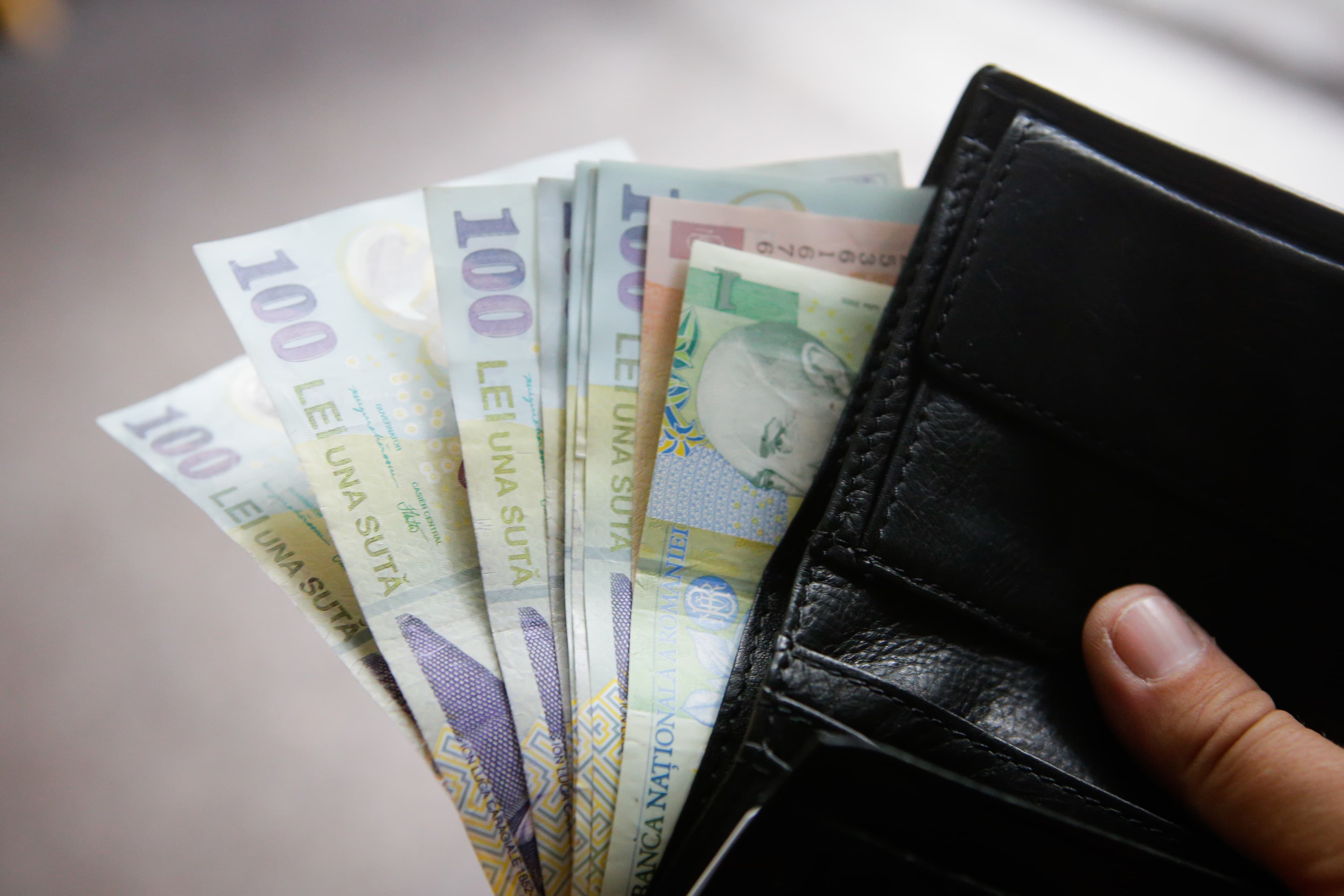 Sondaj INSCOP: Patru din zece români spun că au câștigat mai puțin în ultimul an. Ce așteptări au pentru următoarele luni