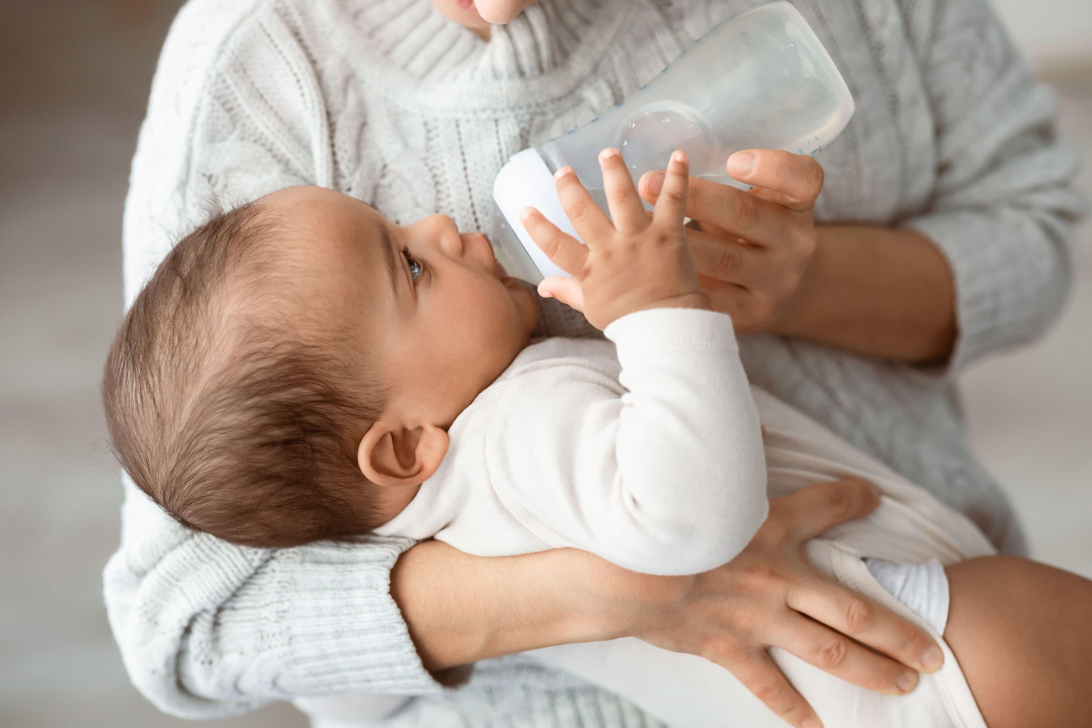 Nestle și Danone sunt acuzate că au întârziat alertarea autorităților europene privind prezența unei toxine periculoase pentru sugari