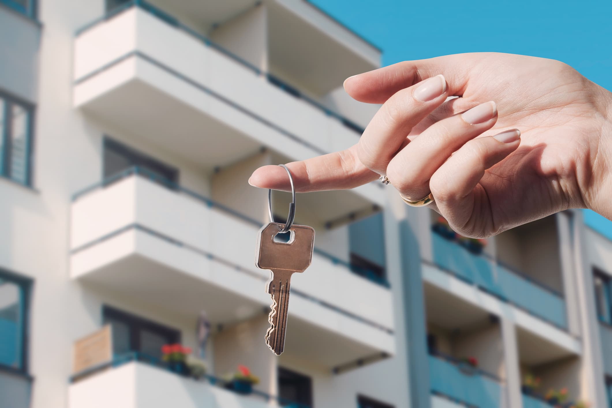 Locuințe tot mai scumpe și cumpărători mai puțini: Ce schimbări au avut loc pe piața imobiliară în prima parte a anului 2026