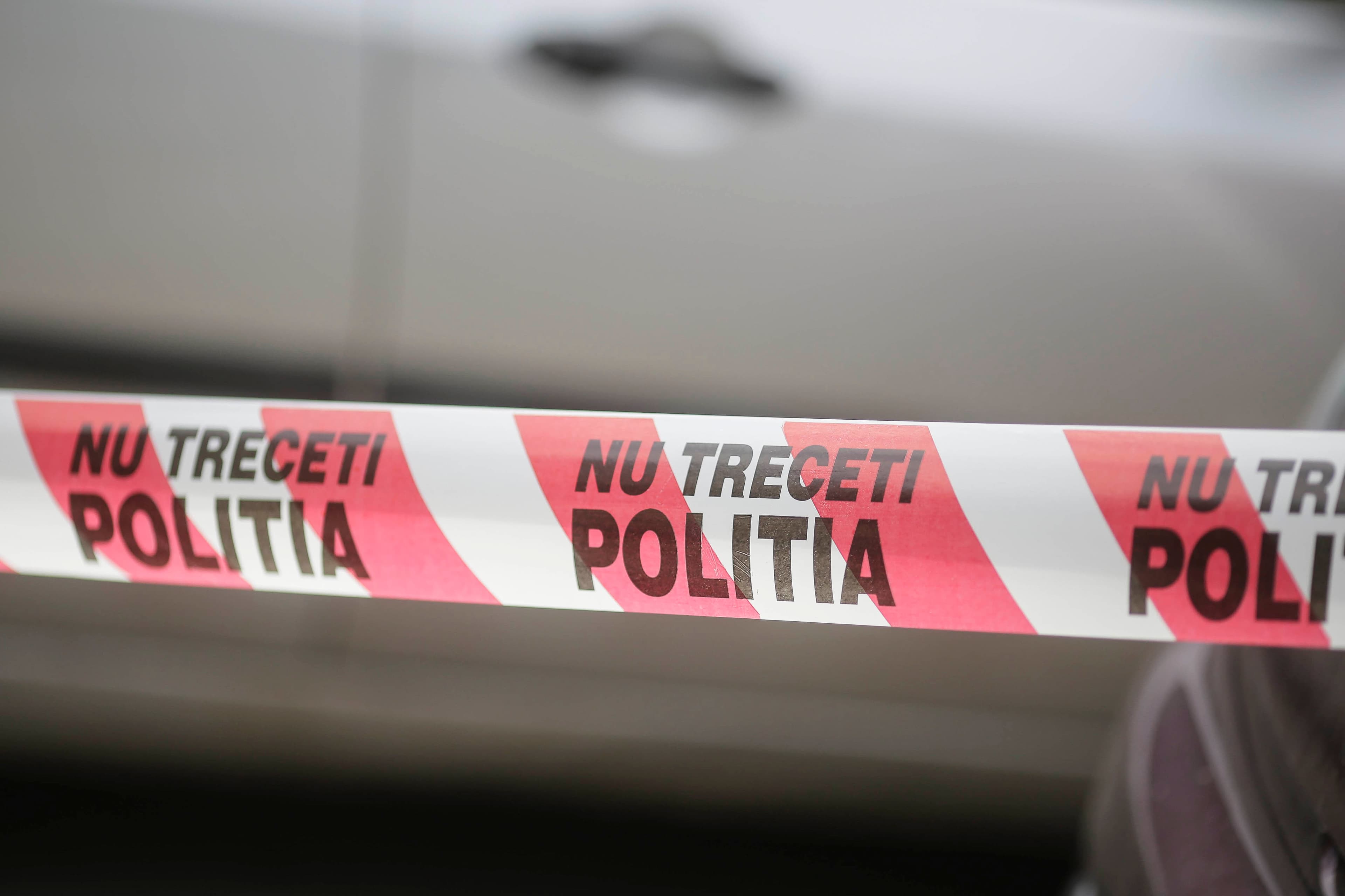 Tânără înjunghiată de fostul iubit, într-un mall din Timişoara. Agresorul a fost prins de un agent de pază