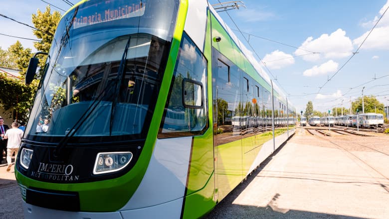 Un tramvai a deraiat pe Bulevardul Preciziei din București, după ce a fost lovit de un TIR. Circulaţie blocată în zonă