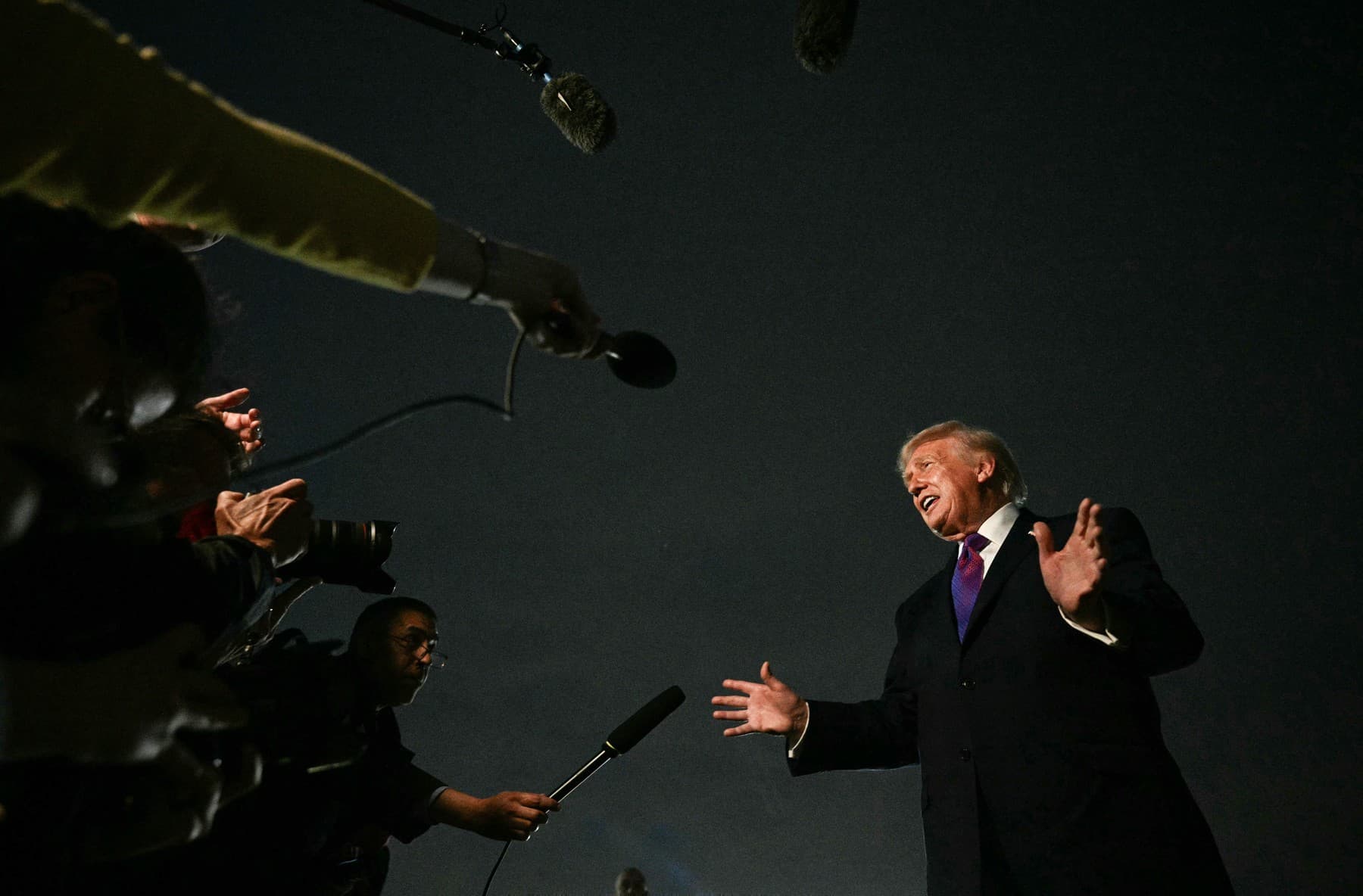 Trump amenință din nou că „șterge Iranul de pe suprafața Pământului” și spune că armata SUA a distrus șapte ambarcațiuni iraniene