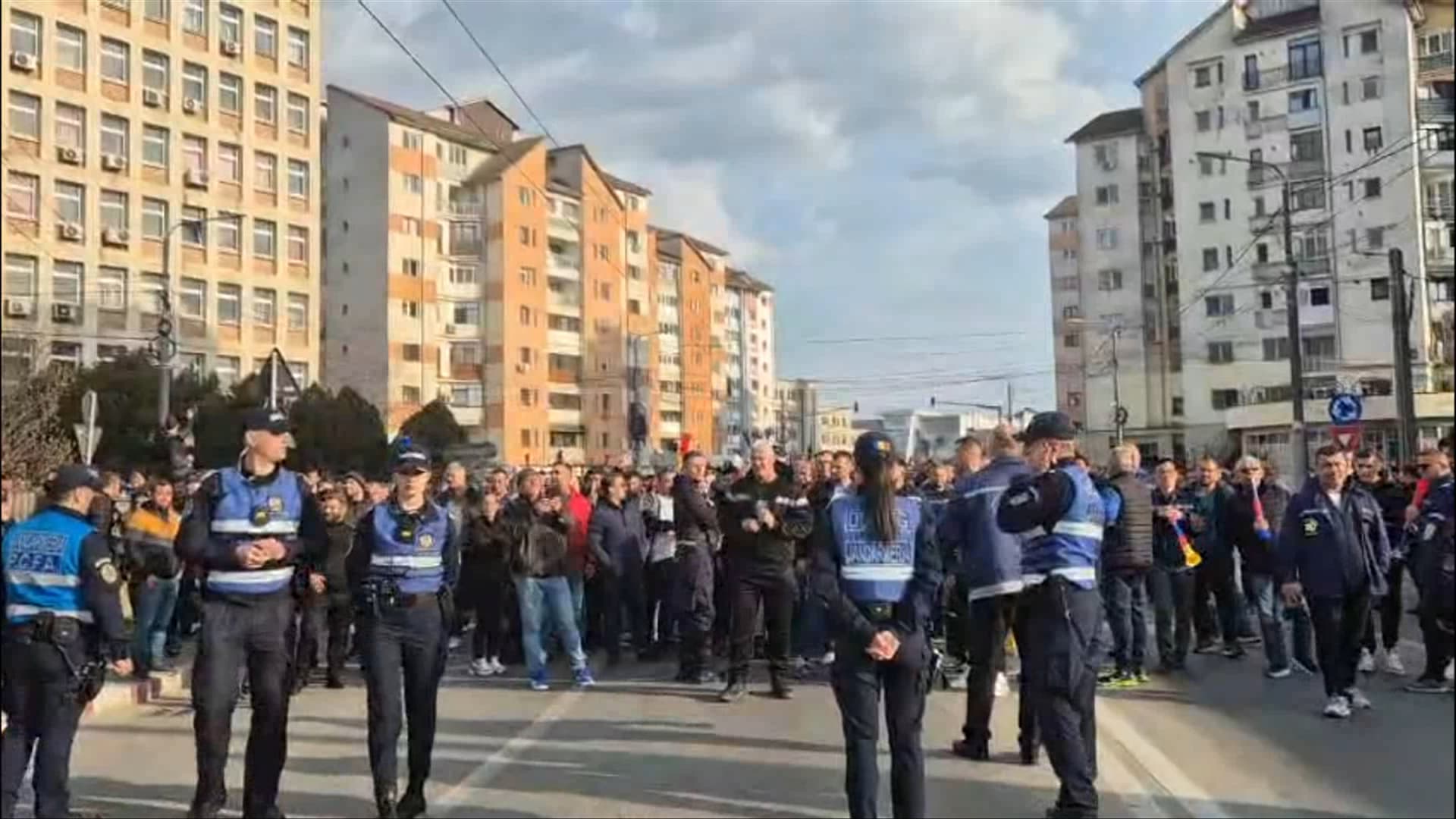 A doua zi de proteste în Gorj: sute de mineri în stradă după concedierile anunțate. Trafic blocat la Târgu Jiu