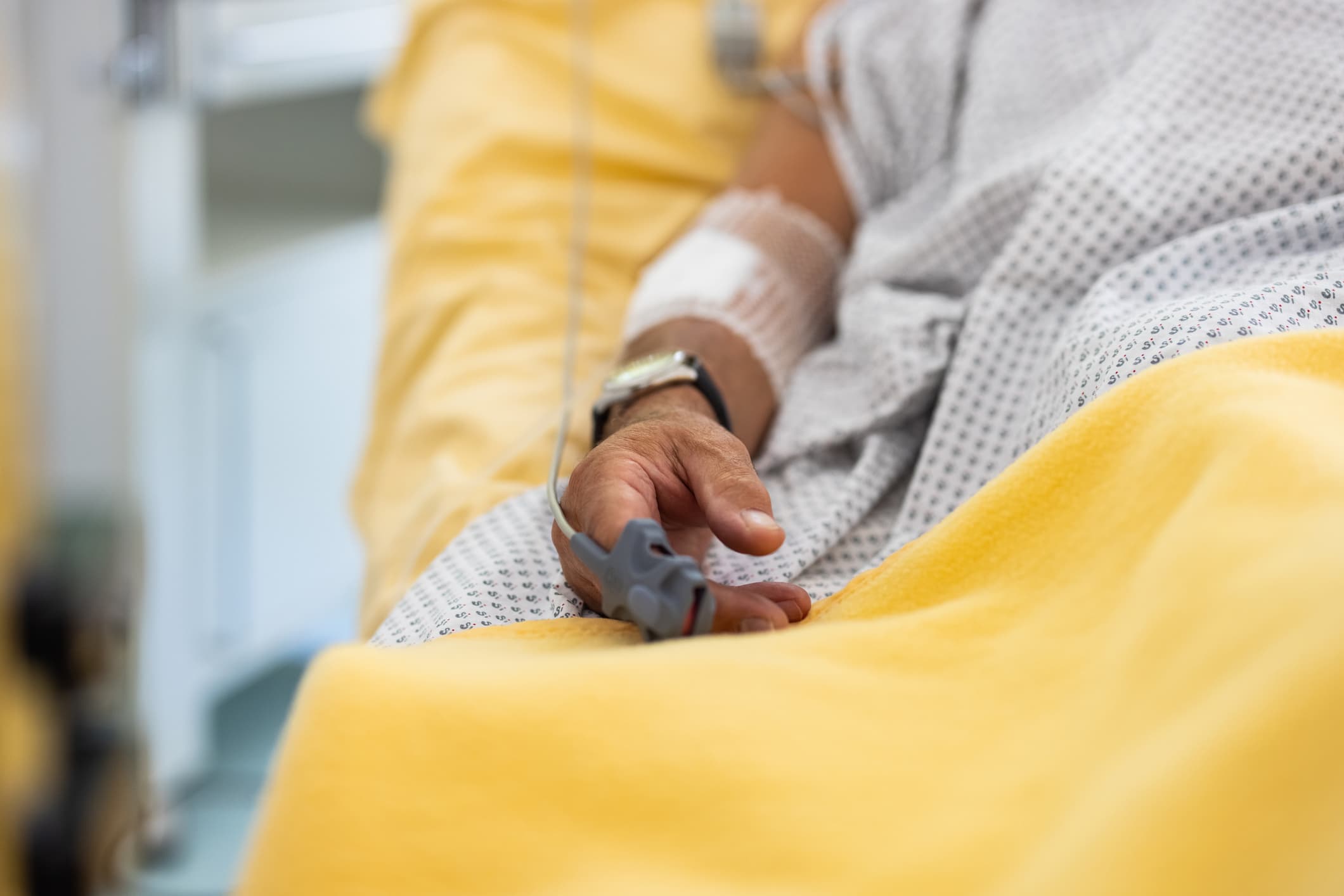Anchete la Galați, după moartea unui pacient de 83 de ani. Rudele acuză că bărbatul a fost plimbat timp de 16 ore între două spitale