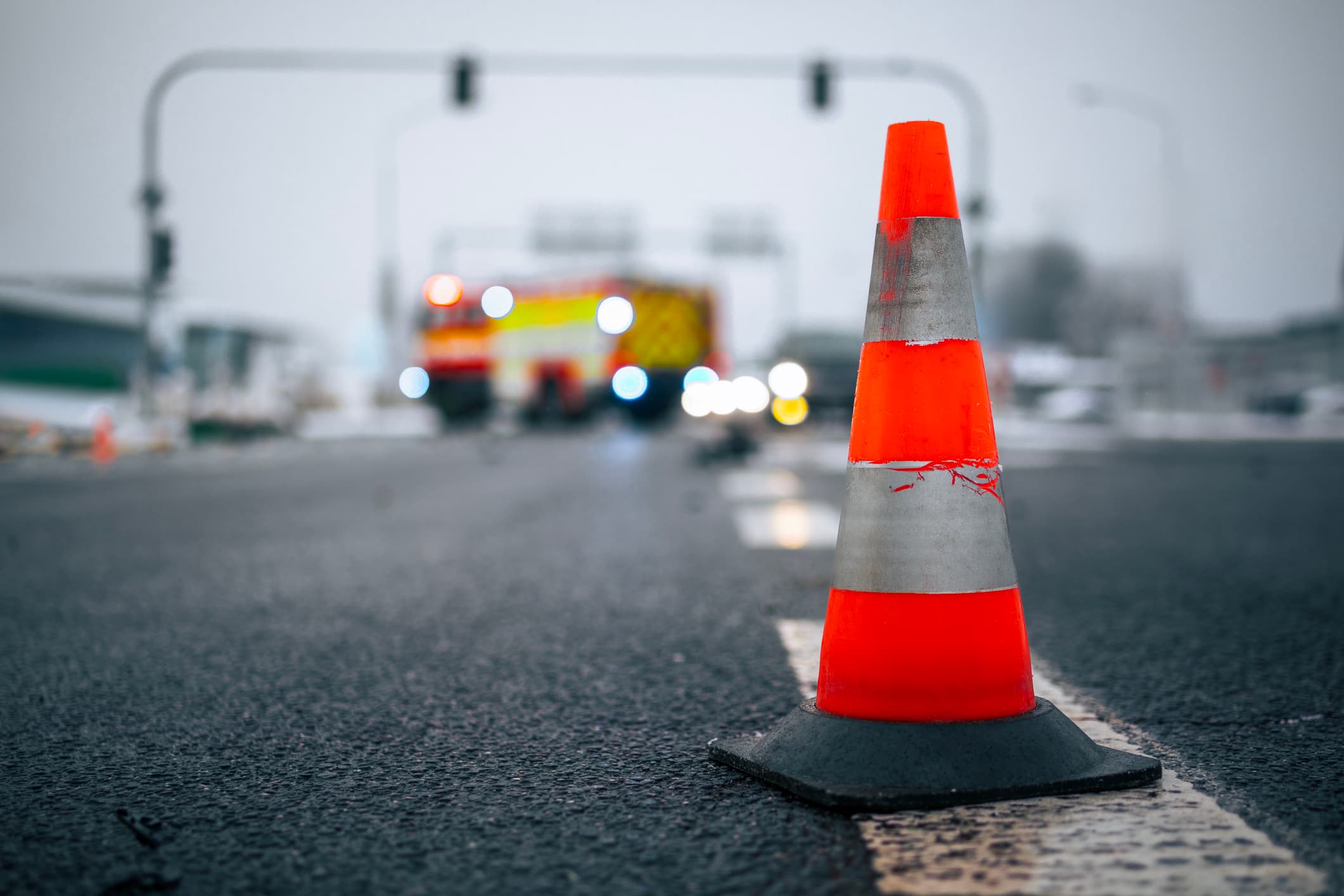 O șoferiță a murit, după ce TIR-ul pe care-l conducea s-a izbit de parapetul de pe marginea autostrăzii A1