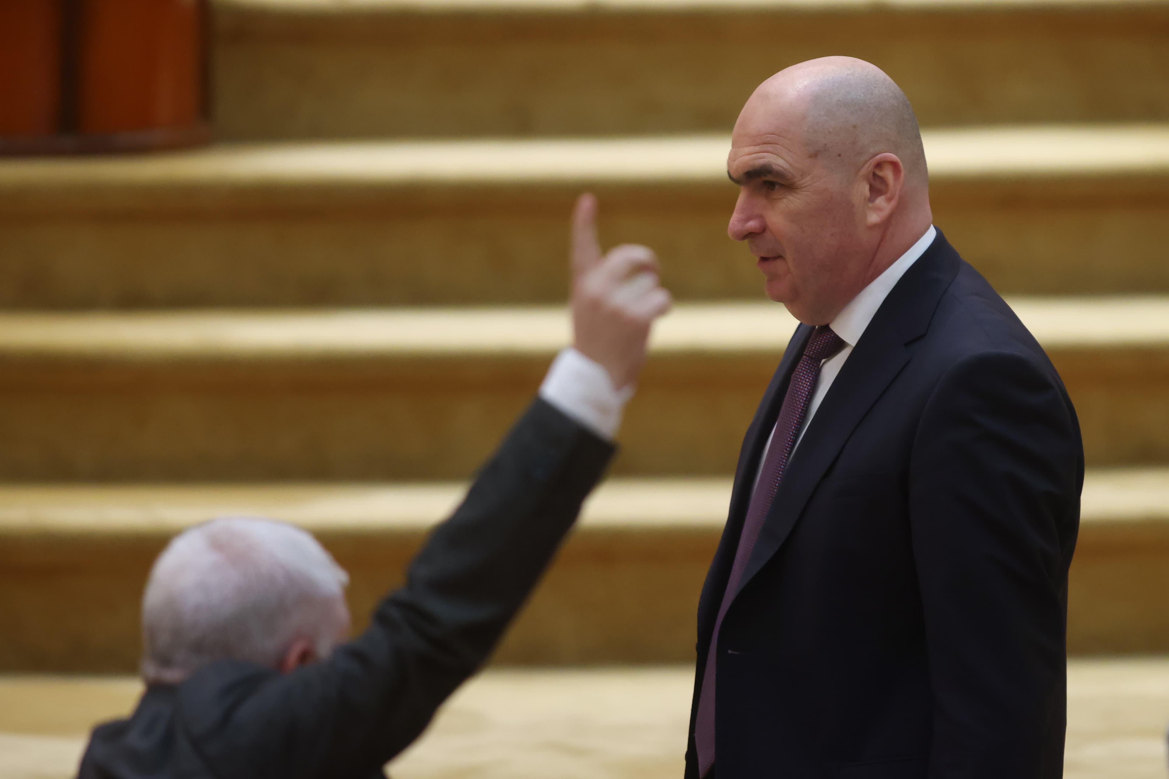 Cabinetul Bolojan dă astăzi testul în Parlament. Moțiunea de cenzură depinde de doar câteva voturi. Cine poate înclina balanța