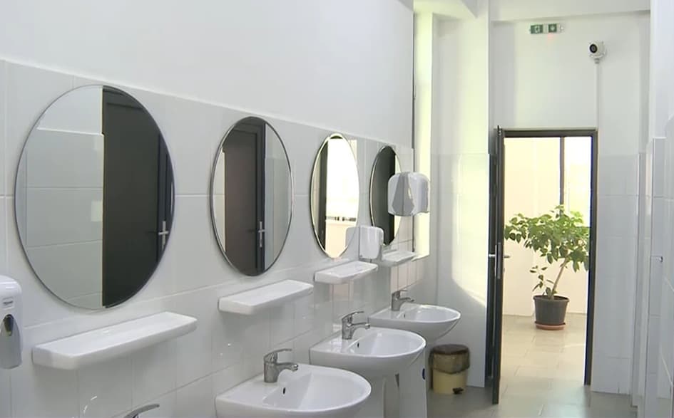Un liceu din România a montat camere video la baia fetelor, pentru a-i prinde pe elevii care fumează. Unii părinți sunt revoltați