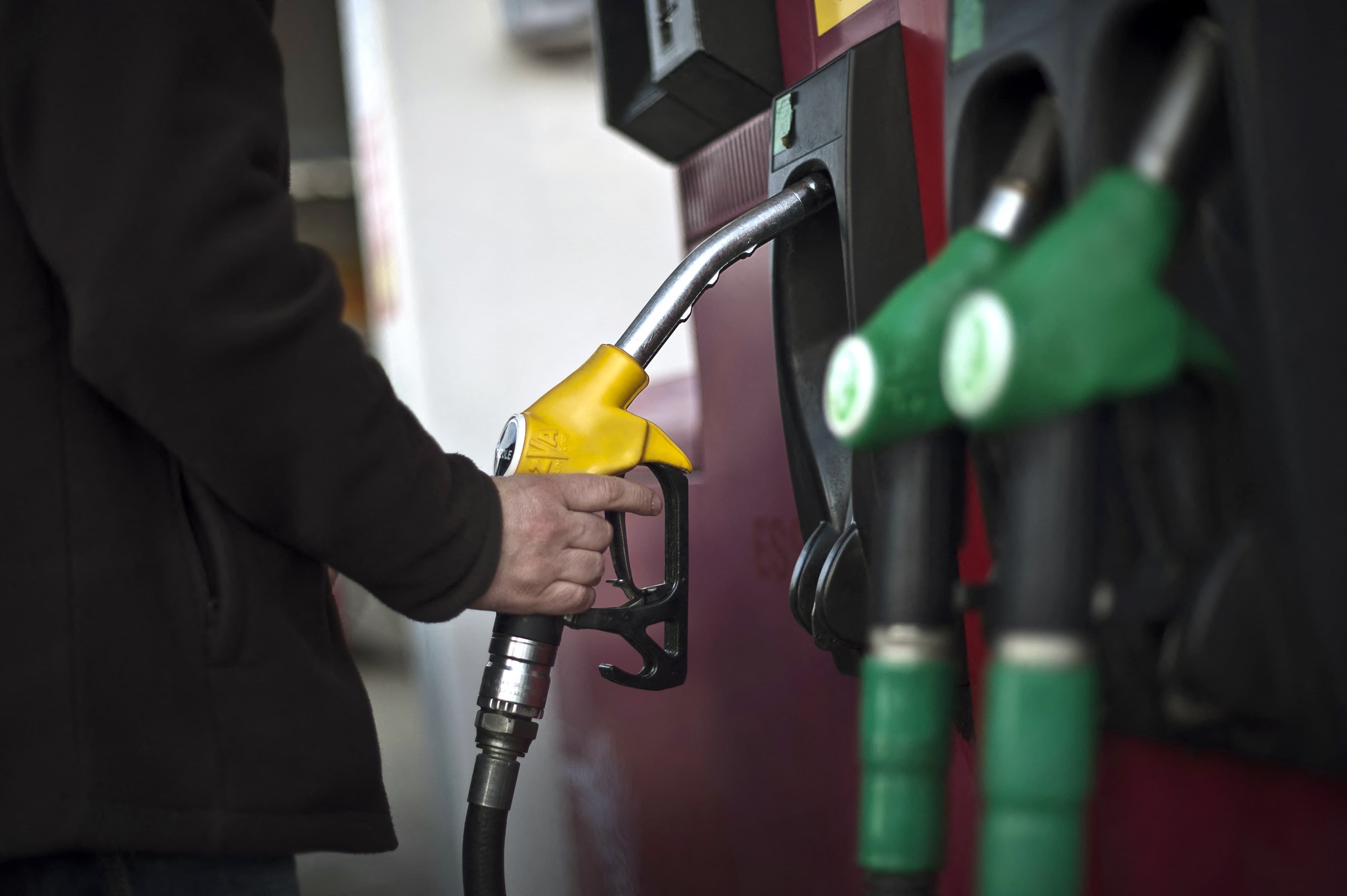 De ce carburanţii se scumpesc în România, deși petrolul se ieftineşte. Explicația șefului AEI, Dumitru Chisăliță