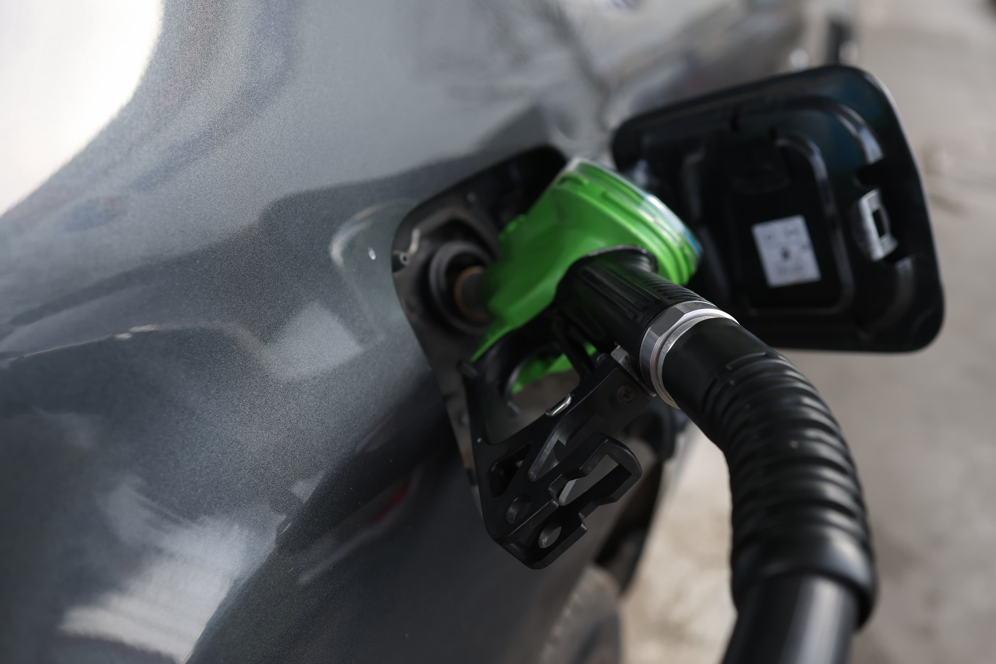 Economist, despre plafonarea accizei la carburanţi: „O iluzie pur şi simplu vândută oamenilor pe post de pseudo-soluţii”