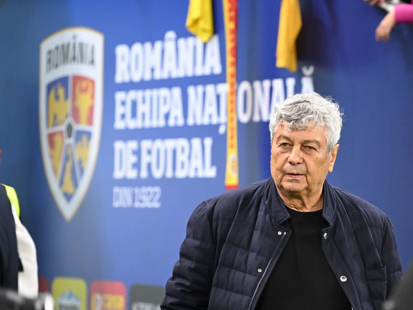 Selecţionerului Mircea Lucescu i s-a făcut rău la şedinţa tehnică. El a fost transportat la spital şi starea lui este stabilă