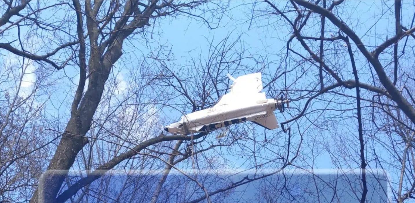 O dronă a fost găsită de un localnic într-un copac din județul Iași: „Au venit de la armată, de la pompieri”