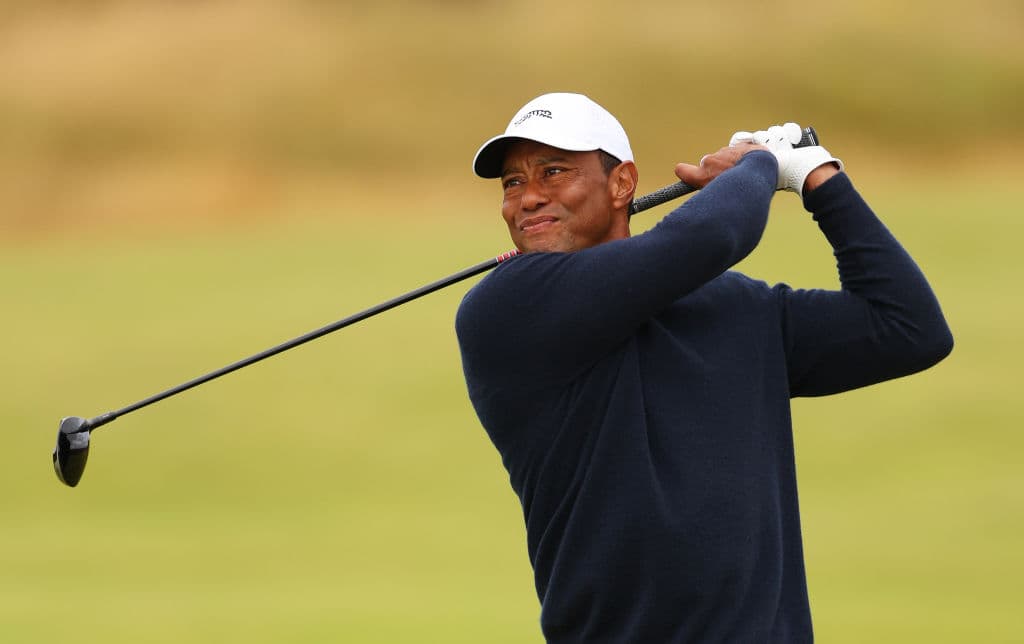Tiger Woods a fost implicat într-un accident rutier în care maşina s-a răsturnat, în Florida