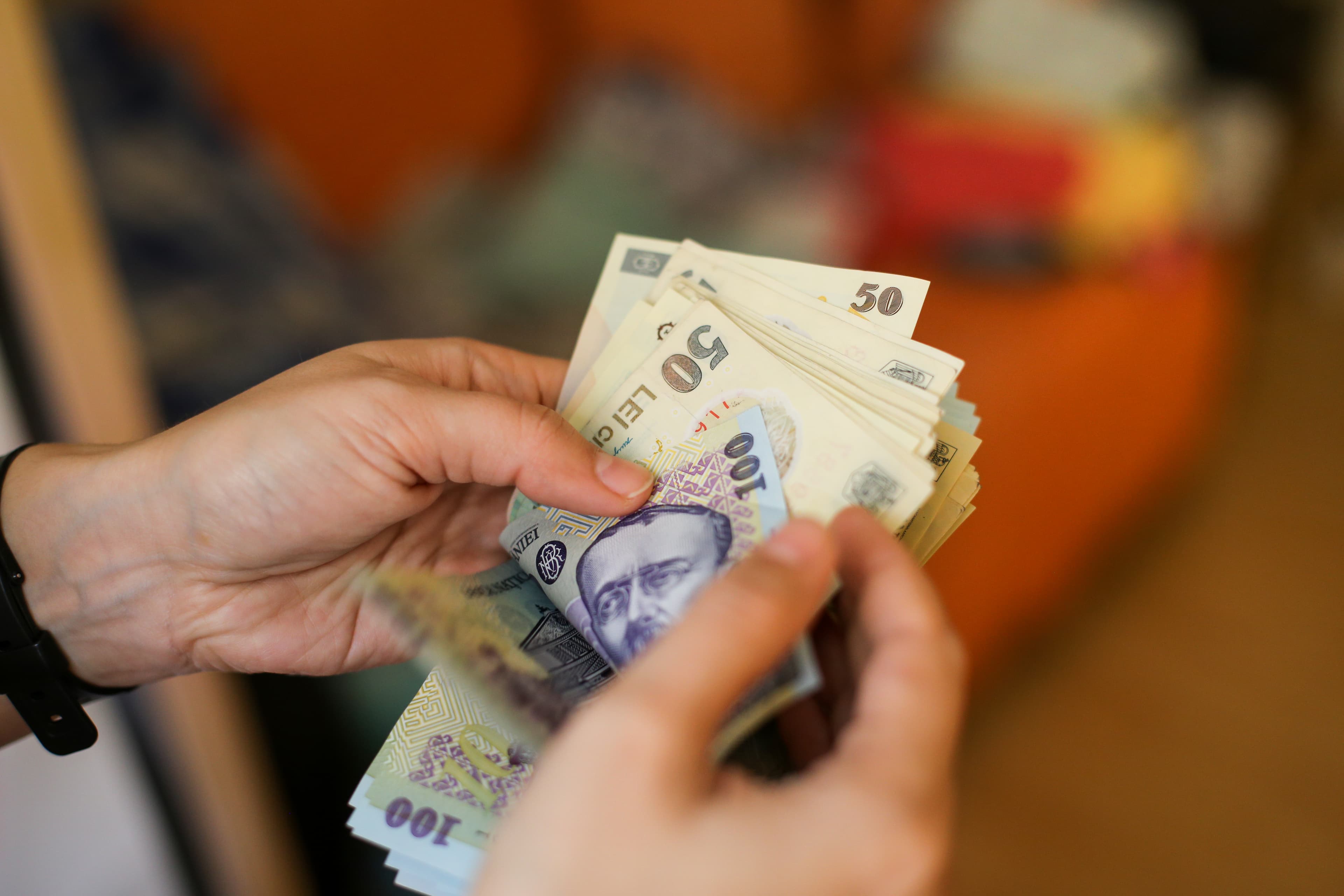 Alocațiile și indemnizațiile sociale se plătesc mai devreme în aprilie. Când intră banii potrivit ANPIS