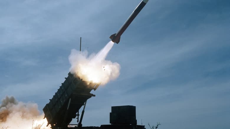 Zelenski vrea să-l convingă pe Trump să permită Ucrainei fabricarea sistemelor Patriot
