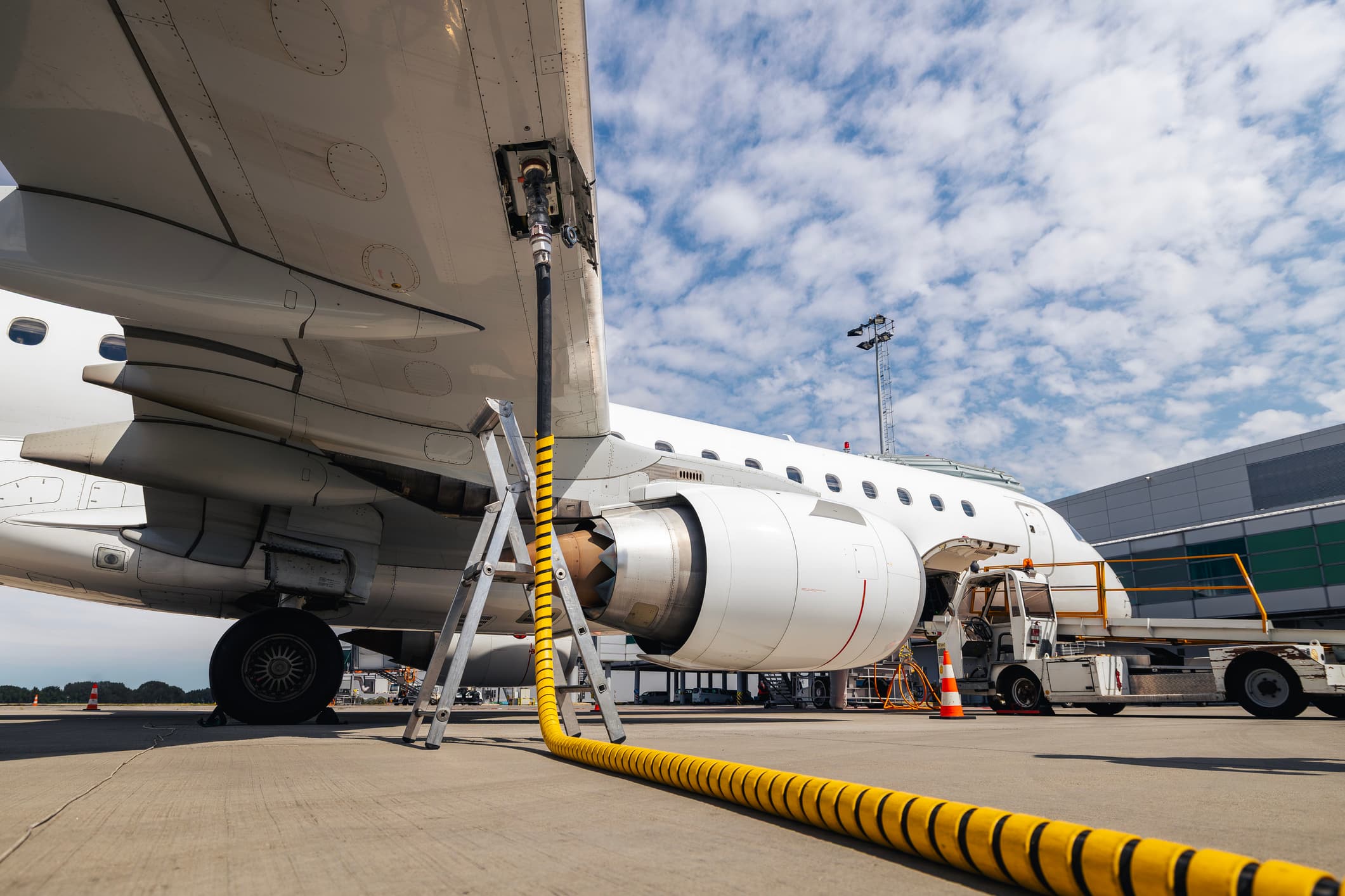 Reuters: Uniunea Europeană pregăteşte măsuri pentru asigurarea necesarului de combustibil pentru avioane / Războiul din Orientul Mijlociu ameninţă aprovizionarea