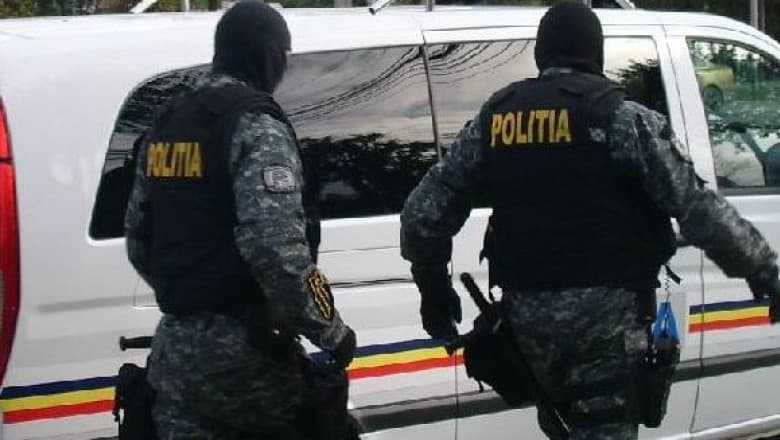 Cei mai neinspirați infractori: de la probe aruncate chiar în brațele polițiștilor la hoțul rămas blocat în clădirea pe care o jefuia