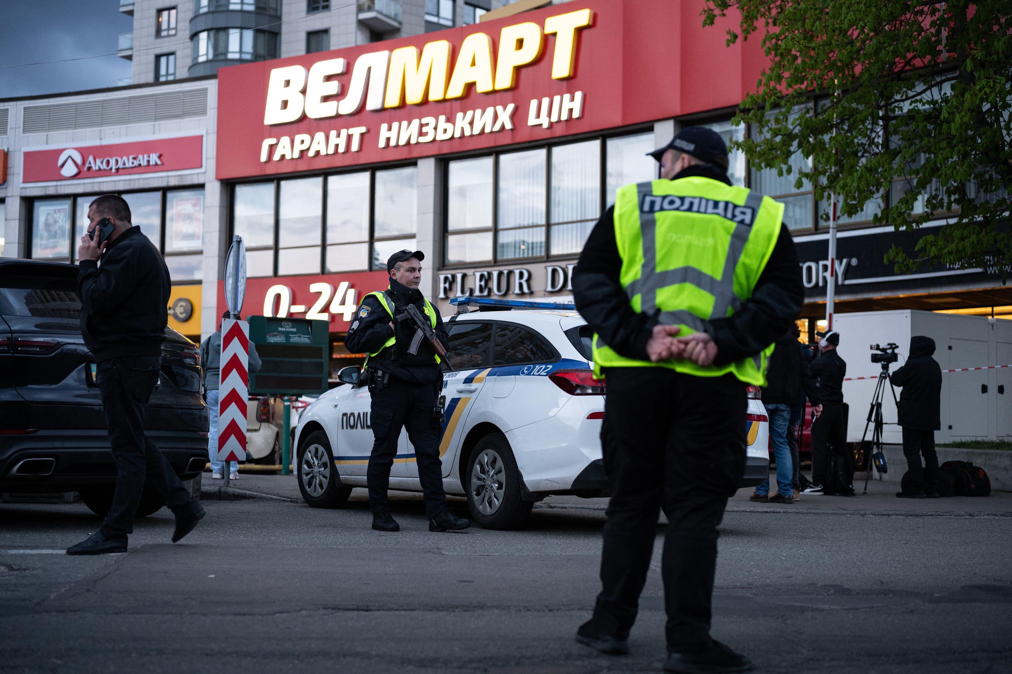 Atacul sângeros într-un supermarket din Kiev, anchetat de autorități ca „act terorist”. Șase morți și mai mulți răniți