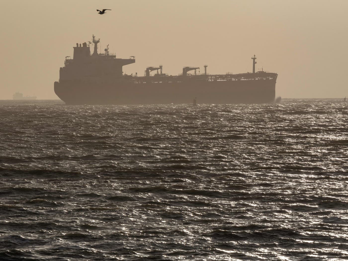 SUA au „imobilizat” două petroliere care încercau să intre într-un port iranian: Un avion „a tras în coșurile lor de fum”