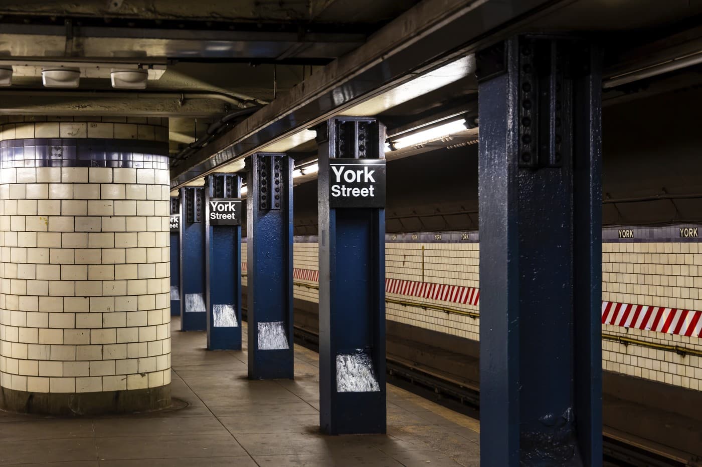 SUA: Poliția a împușcat mortal un bărbat care a înjunghiat trei persoane la metroul din New York