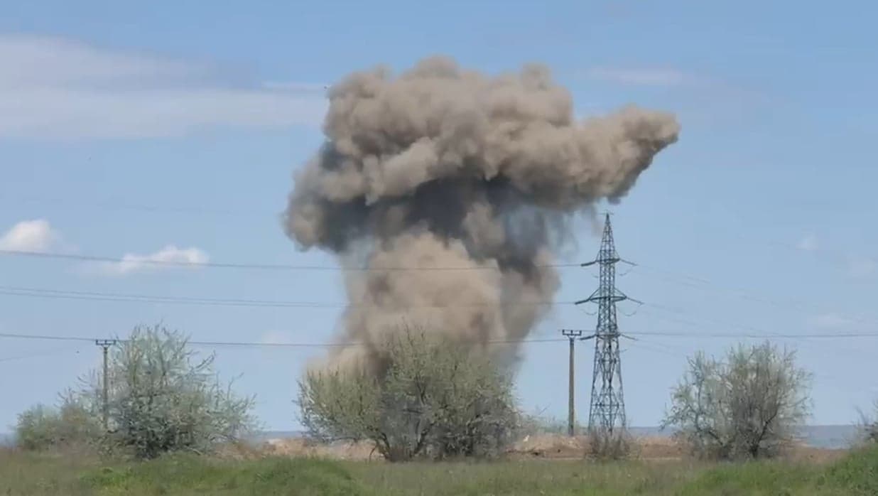Momentul în care drona prăbuşită din Galaţi a fost detonată. Militarii părăsesc zona