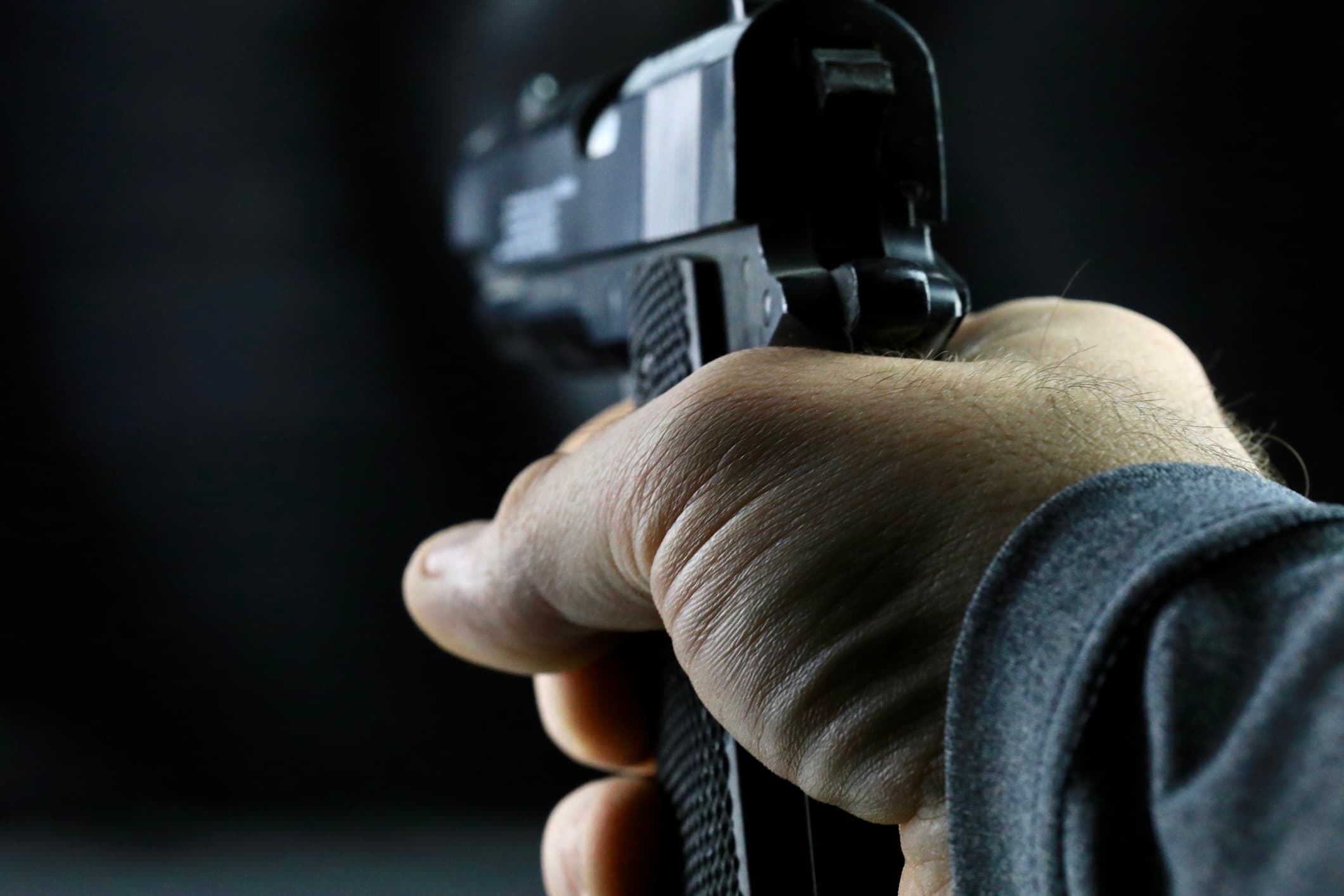 Un șofer de autobuz a fost amenințat cu pistolul în trafic pe o stradă din București. Tânăr de 26 de ani, reținut de polițiști