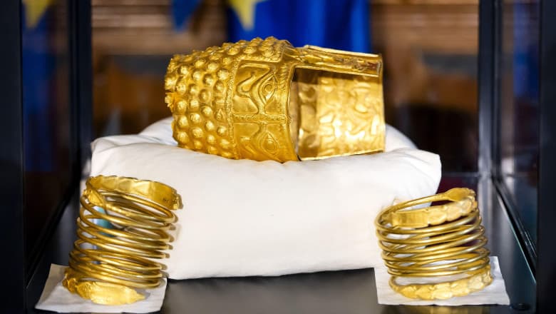 Coiful de la Coţofeneşti şi cele două brăţări de aur, recuperate după furt, vor fi expuse publicului la MNIR după aducerea în țară