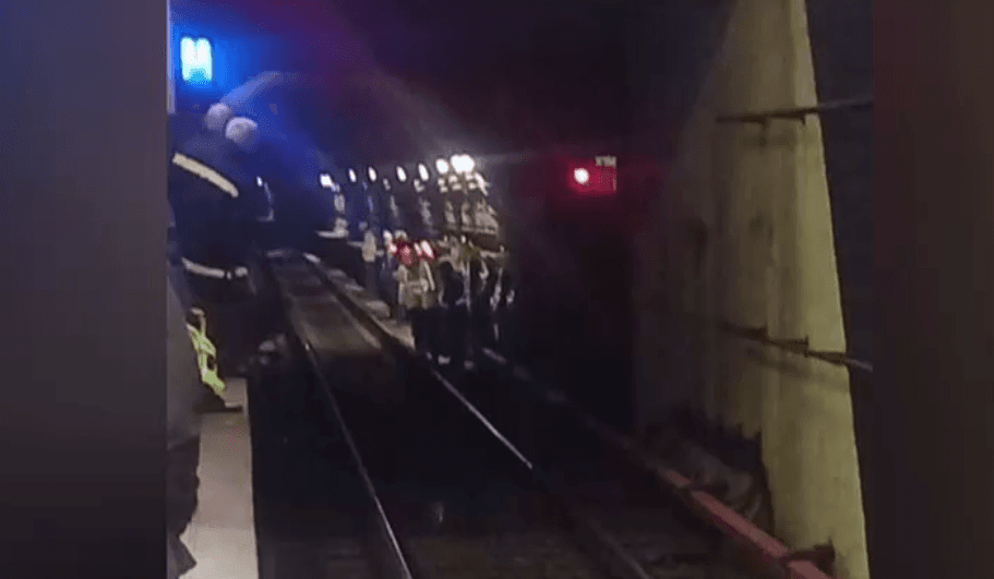 Circulația trenurilor de metrou, întreruptă temporar pe Magistrala 4. O bucată de plafon s-a prăbușit pe șine