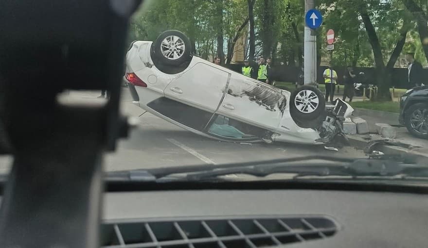 Accident cu trei maşini în Sectorul 6. Unul dintre vehicule s-a răsturnat pe plafon, o femeie fiind rănită