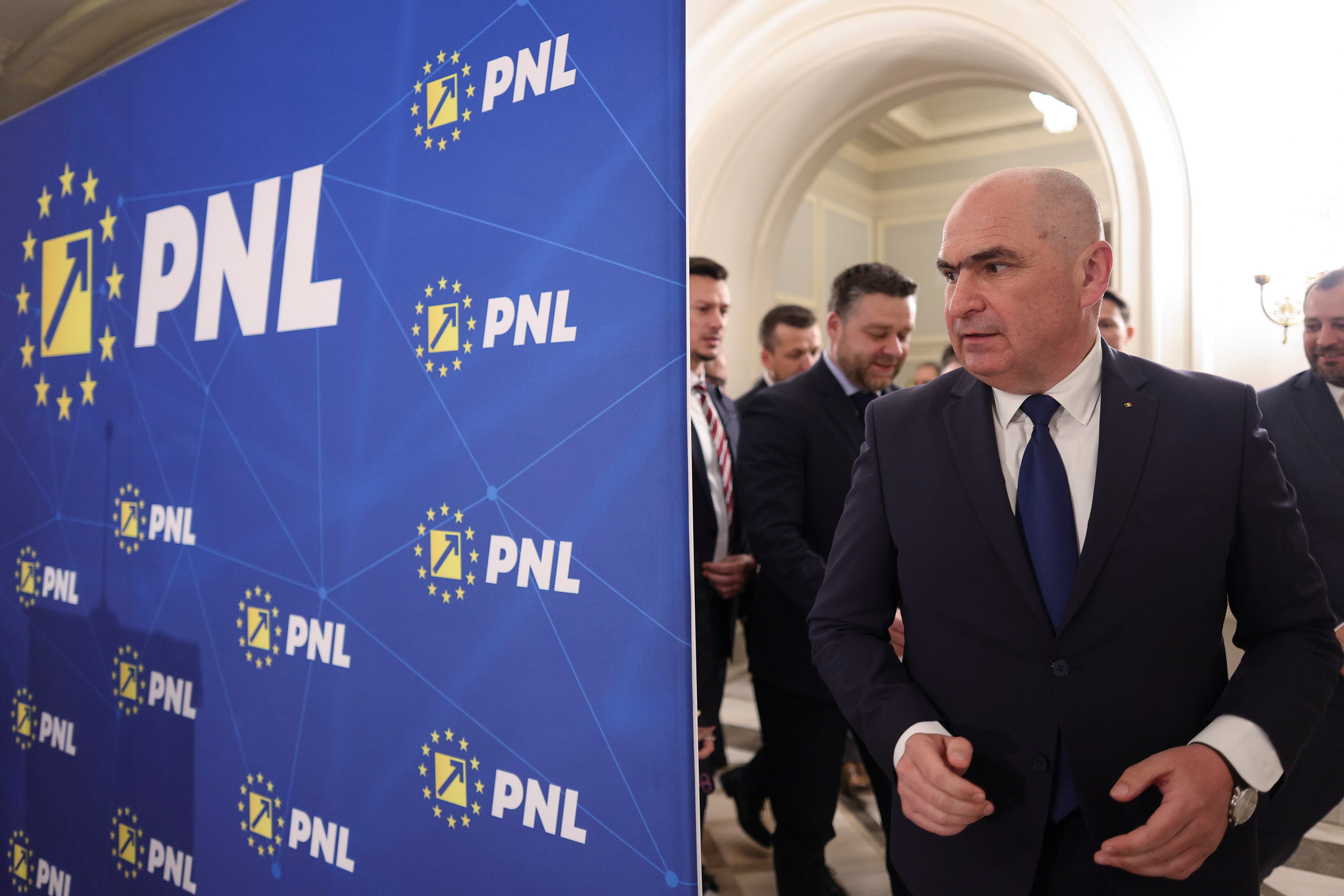 Planul pregătit în PNL: Guvernul Tomac să pice la vot. Liberalii ar vrea să dea premierul la a doua rundă de consultări (surse)