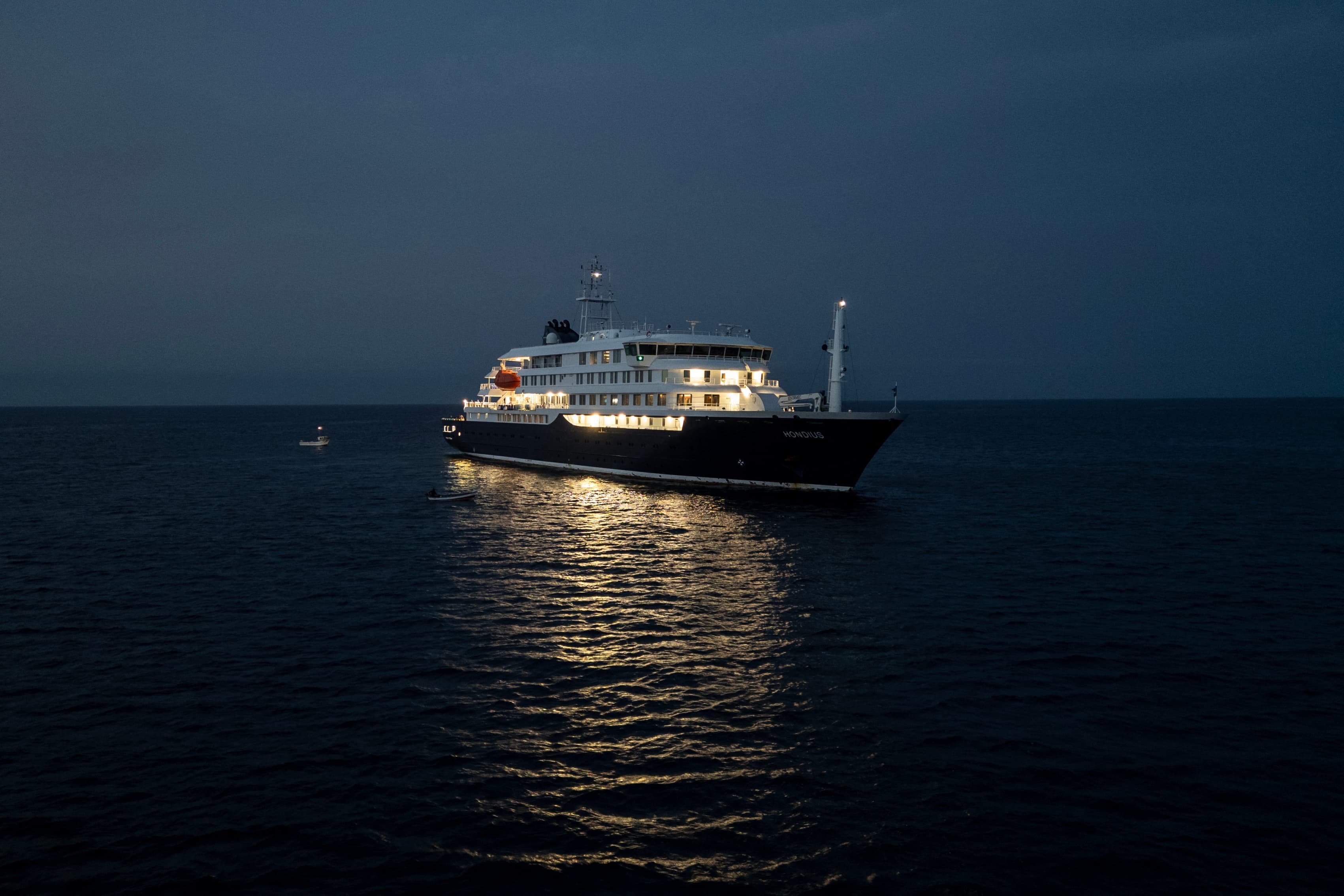 Nava de croazieră MV Hondius a ancorat în largul portului Granadilla din Tenerife