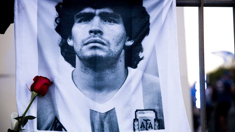 „Maradona putea fi salvat cu un simplu diuretic”. Declarațiile făcute de un medic apropiat starului argentinian, în timpul procesului
