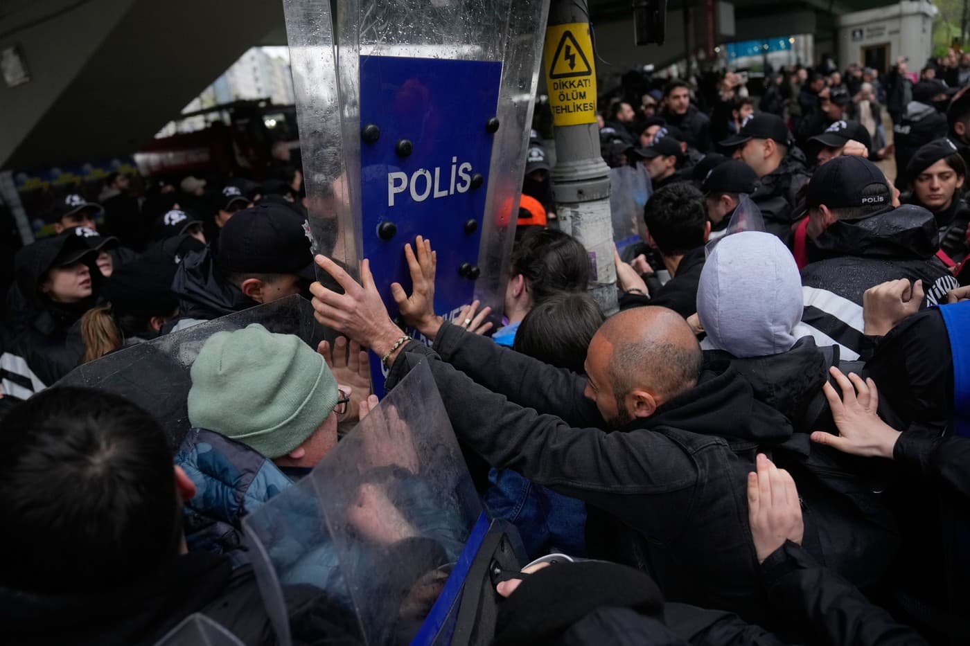 Proteste violente de 1 Mai în Turcia: Sute de arestări după ciocniri între poliție și demonstranți la Istanbul