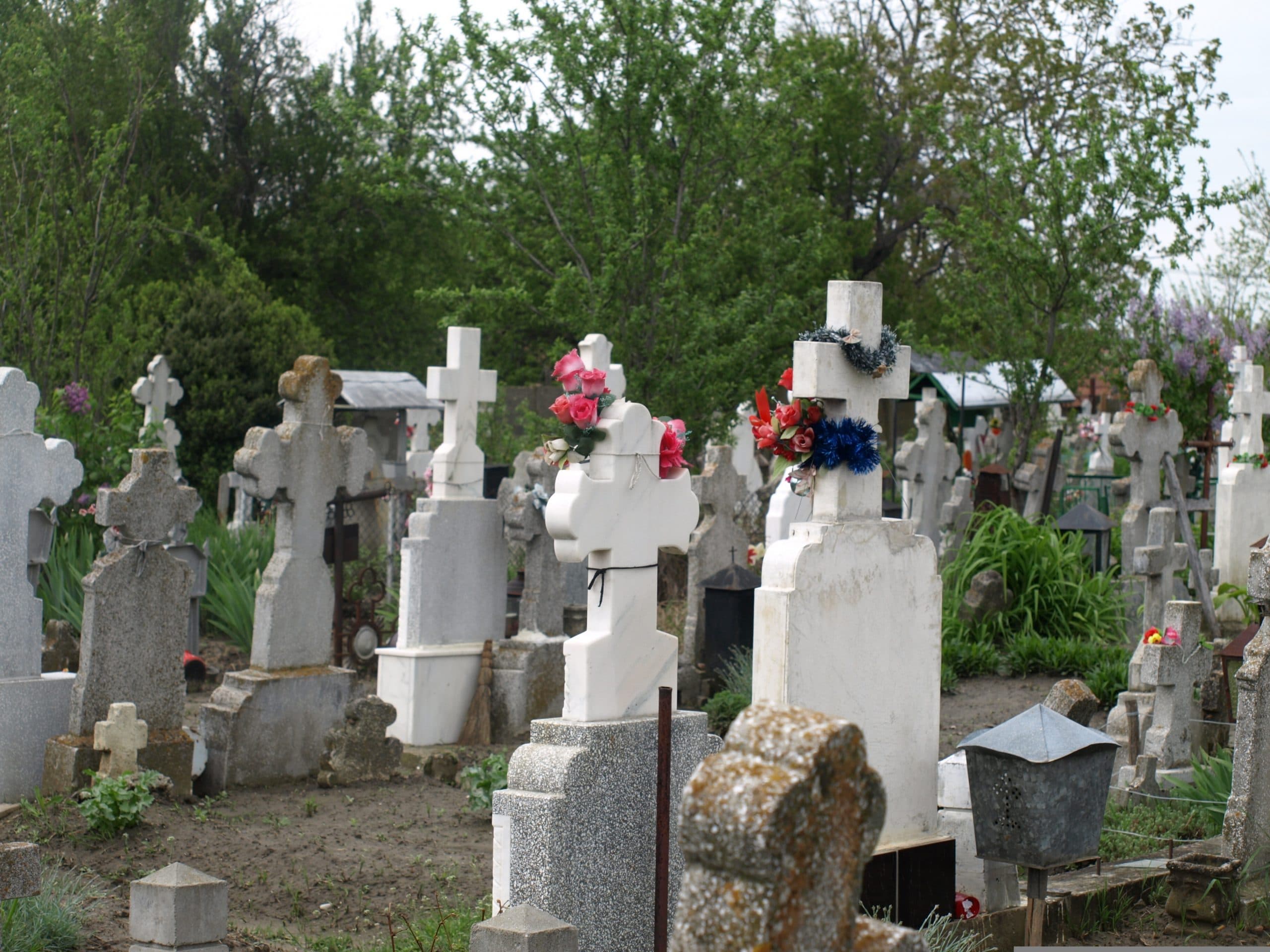 O bătrână din Ploiești a rămas fără 70.000 de lei după ce doi bărbați au șantajat-o, pretinzând că sunt inspectori de cimitir