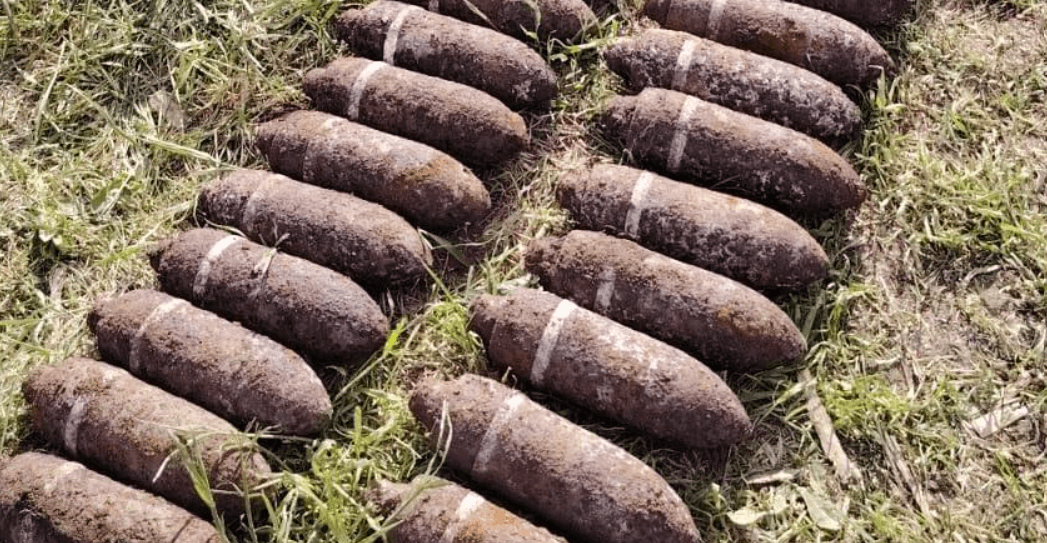 Zeci de proiectile explozive au fost descoperite din întâmplare într-o comună din judeţul Iaşi