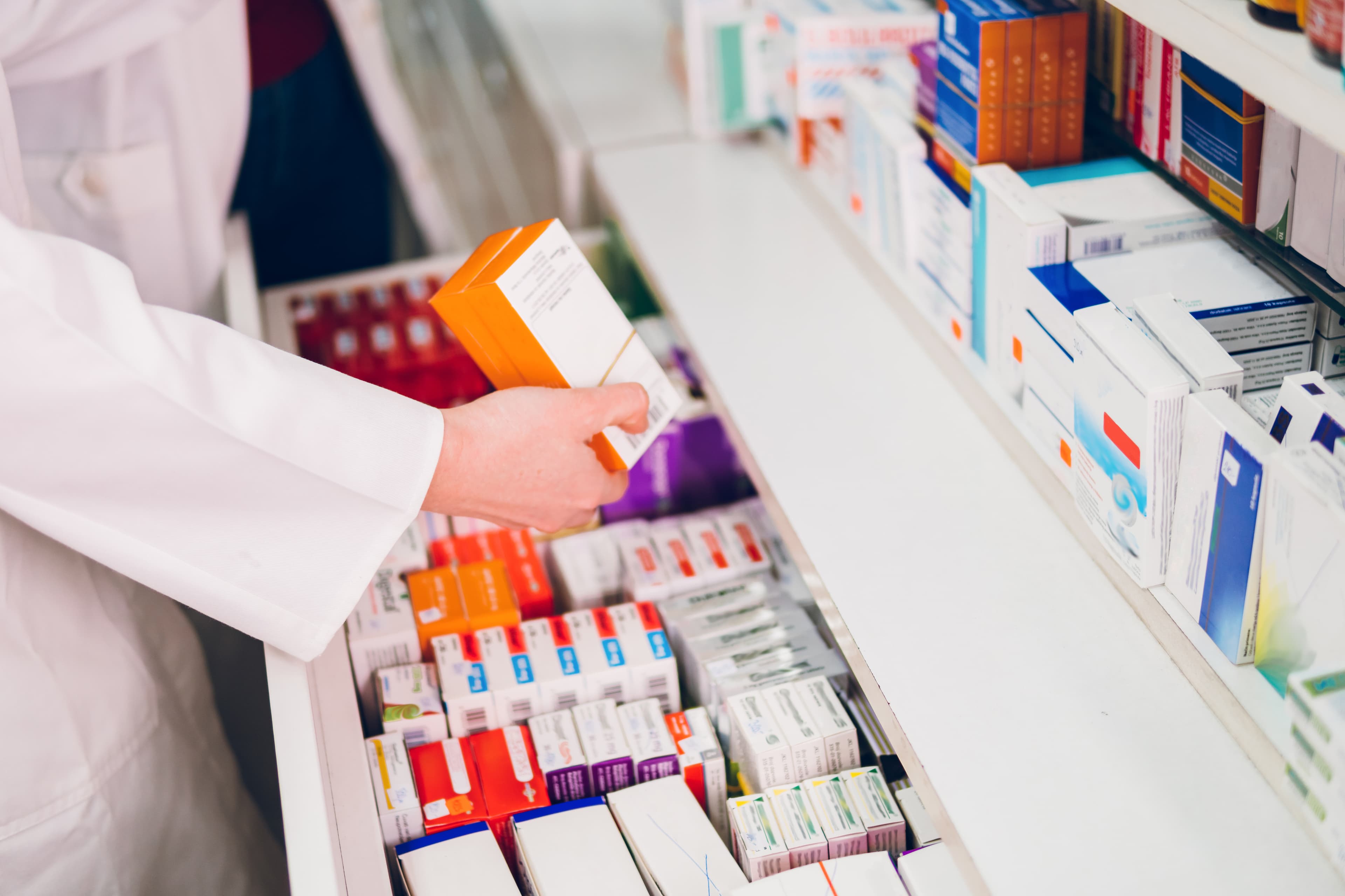 Avertismentul doctorilor despre medicamentele expirate: Ce riscuri ascund pastilele uitate în sertar