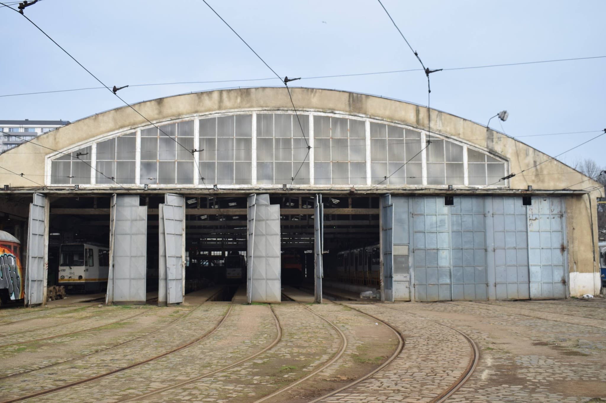 Peste 100 de staţii de încărcare pentru autobuzele electrice vor fi amenajate în 3 depouri din București. La cât ajunge investiția