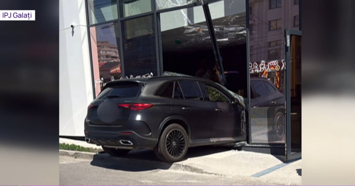 Galați: O șoferiță de 71 de ani a intrat cu mașina într-un bancomat și a accidentat o altă femeie