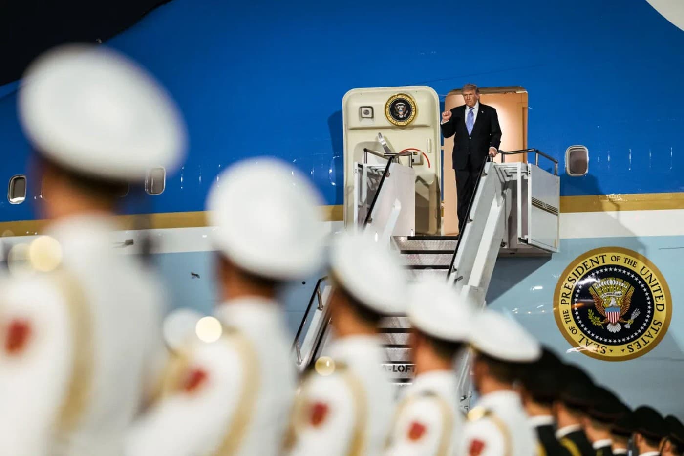 „Nimic din China nu e permis în avion”. Echipa lui Trump a aruncat telefoanele, ecusoanele şi cadourile primite în vizita la Beijing