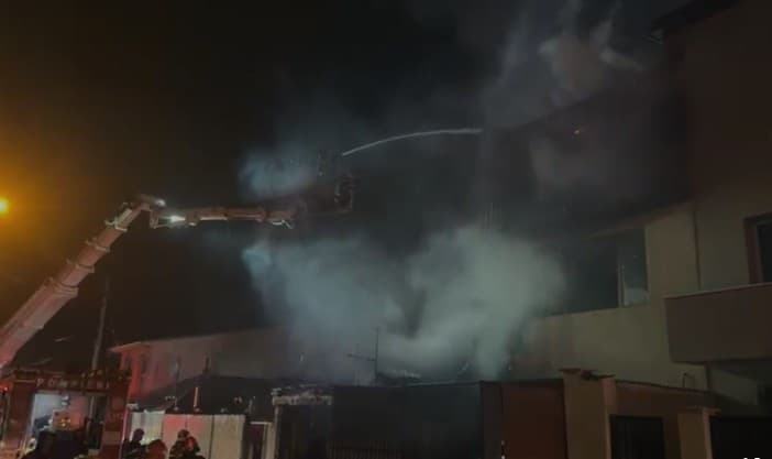 Incendiu puternic în București: focul a cuprins mai multe imobile, suprafață afectată de 800 mp. A fost emis RO-Alert