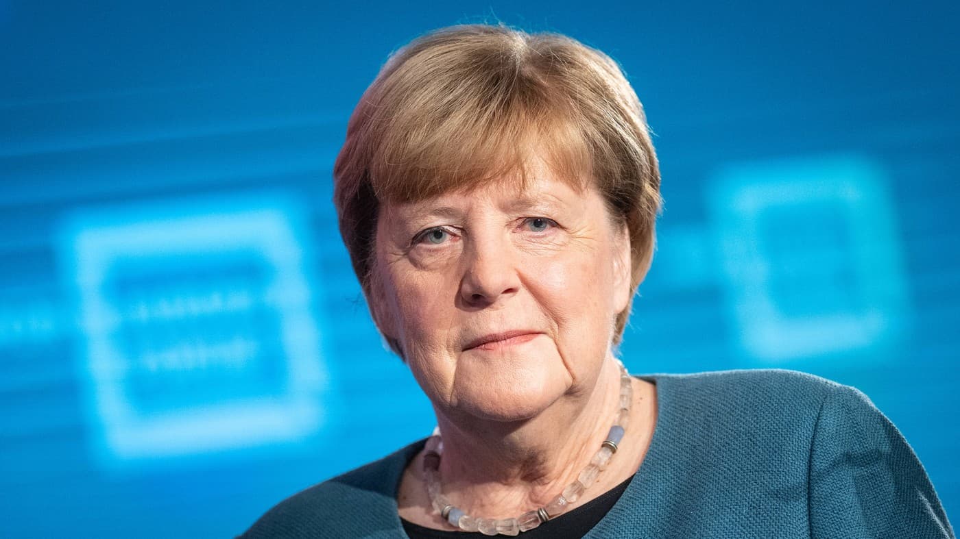Cu o întârziere de aproape cinci ani, Angela Merkel primește în sfârșit portretul oficial la Cancelarie. „Așadar acolo voi atârna”