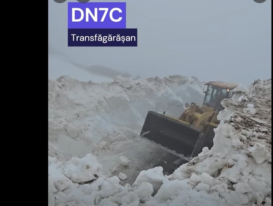 Misiune dificilă pe Transfăgărășan: Drumarii se luptă cu zăpadă de 5 metri și bolovani. Când ar putea fi deschis circulației