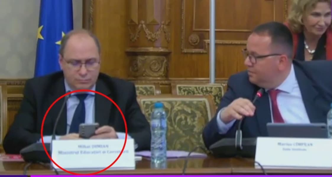 Cum explică ministrul Educației momentul în care se uita la telefon în timp ce o elevă ținea un discurs: „De la 2:00 m-am trezit”