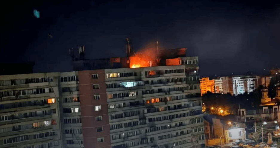 O dronă s-a prăbușit pe un bloc din Galaţi. Două persoane au fost rănite, alte zeci au fost evacuate. Precizările MApN